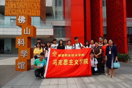 说明: D:\tyc太阳成9728集团\部门网站\部门网站新\基础课太阳成集团报告\16级下\师生科学馆门前合影.JPG