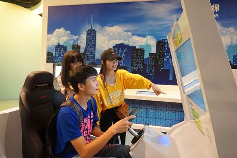 说明: D:\tyc太阳成9728集团\部门网站\部门网站新\基础课太阳成集团报告\16级下\学生在体验“智慧交通”展项.JPG